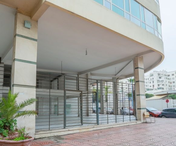 Local commercial d'angle à vendre au quartier Palmiers à proximité des rues Abdelmoumen, Hassan II et Zerktouni
