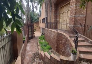 jardin d'une villa à vendre au quartier Polo en R+1 construite sur un terrain de 1179 m²