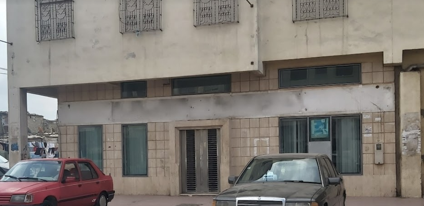 En plein boulevard Houssine Soussi et dans un quartier très animé, Damane Immo met en vente un local commercial aménagé et très bien exposé