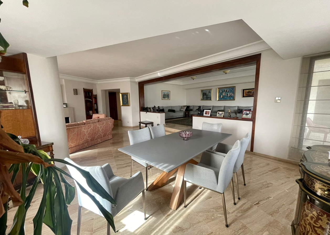 شقة فاخرة كبيرة للبيع في الدار البيضاء