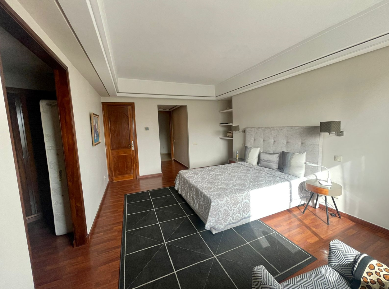 شقة فاخرة كبيرة للبيع في الدار البيضاء