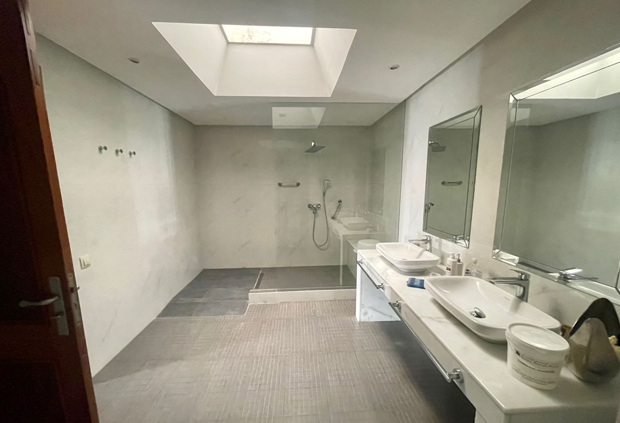 شقة فاخرة كبيرة للبيع في الدار البيضاء